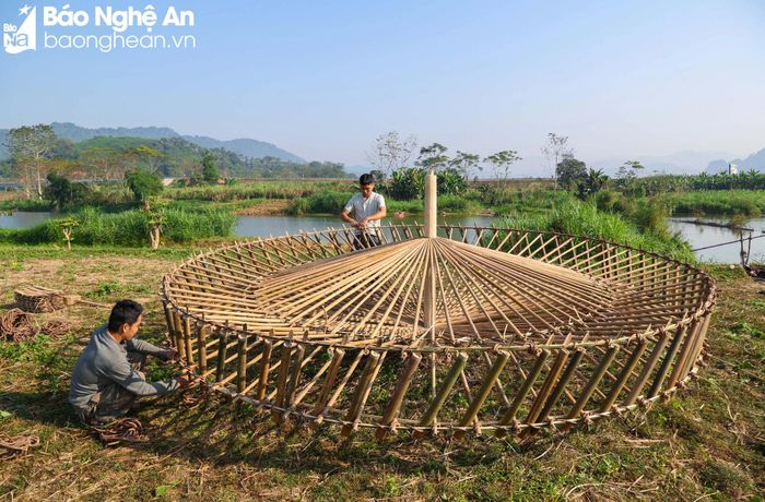 Những ngày cuối năm 2023, đầu năm 2024, đến các bản Hoa Tiến 1, Hoa Tiến 2, bản Ban, xã Châu Tiến sẽ thấy không khí làm cọn nước của bà con khá nhộn nhịp. Cọn nước thực sự cần thiết với những hộ gia đình có chân ruộng cao hơn sông, suối. Theo bà con nông dân xã Châu Tiến, cọn nước nhiều khi quyết định sự thành bại của một vụ lúa. Ảnh: Đình Tuyên 