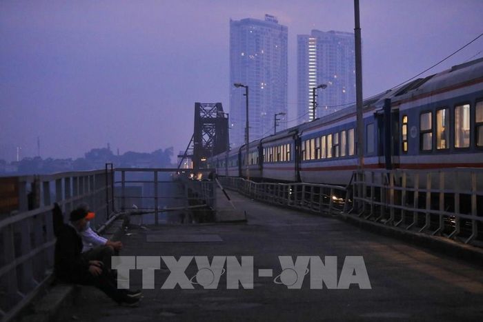 Chuyến tàu đầu tiên năm mới đưa những vị khách xông đất chạy từ ga Long Biên (Hà Nội) đi Hải Phòng. Ảnh: Tuấn Anh - TTXVN