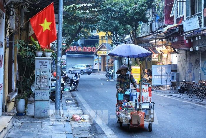 Một vài người vẫn tranh thủ mưu sinh trong ngày đầu năm mới. Ảnh: Tuấn Anh - TTXVN