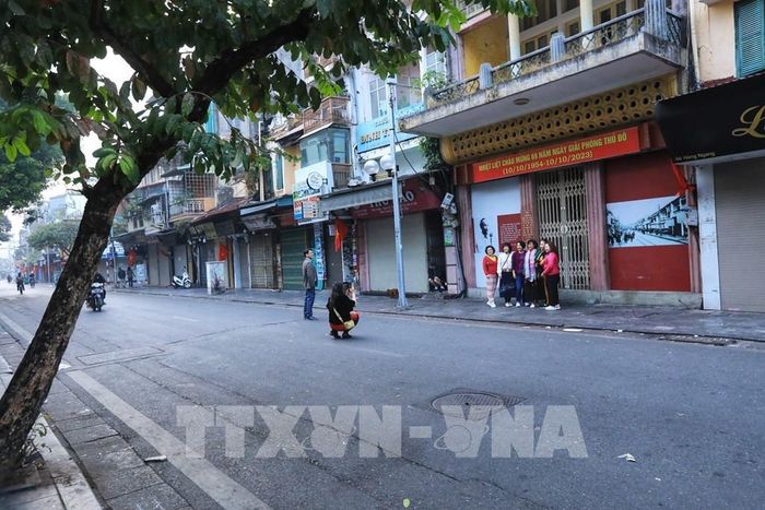 Người dân chụp ảnh thoải mái ngay trên con phố Hàng Đào trong ngày đầu năm mới. Ảnh: Tuấn Anh - TTXVN