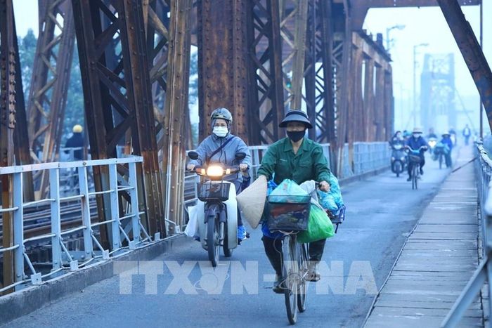 Bình yên ngày đầu năm trên cây cầu Long Biên lịch sử. Ảnh: Tuấn Anh - TTXVN