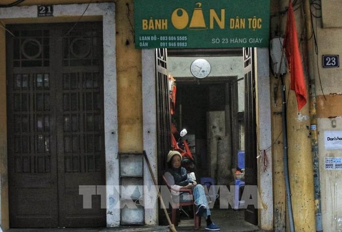 Người Hà Nội thưởng thức lại một chút thời gian tĩnh lặng trong ngày đầu năm. Ảnh: Tuấn Anh - TTXVN