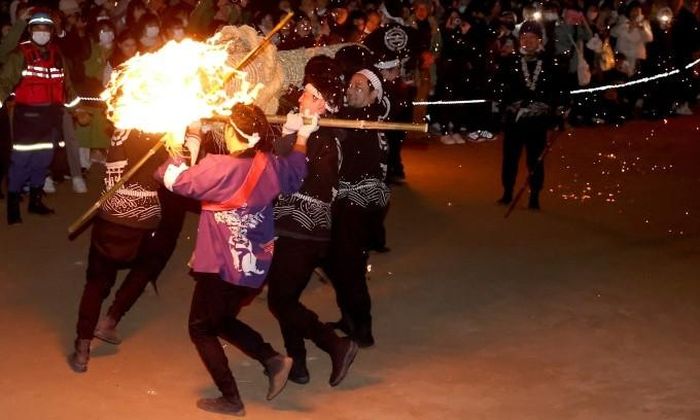 Lễ rước đuốc tại Đền Itsukushima ở thành phố Hatsukaichi, tỉnh Hiroshima, Nhật Bản vào đêm giao thừa. Ảnh: AFP