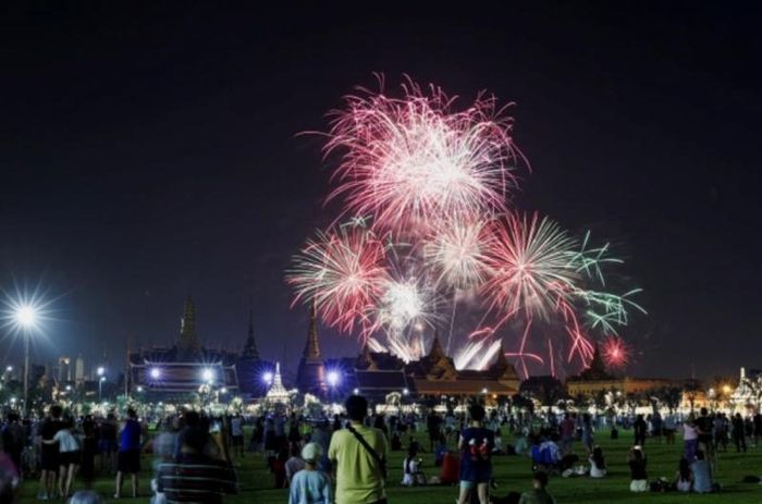 Pháo hoa bên trên Cung điện Hoàng gia trong lễ đón năm mới ở Bangkok, Thái Lan. Ảnh: AFP