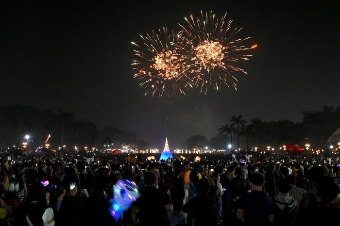 Người dân xem pháo hoa tại công viên Rizal, thủ đô Manila, Philippines. Ảnh: AFP