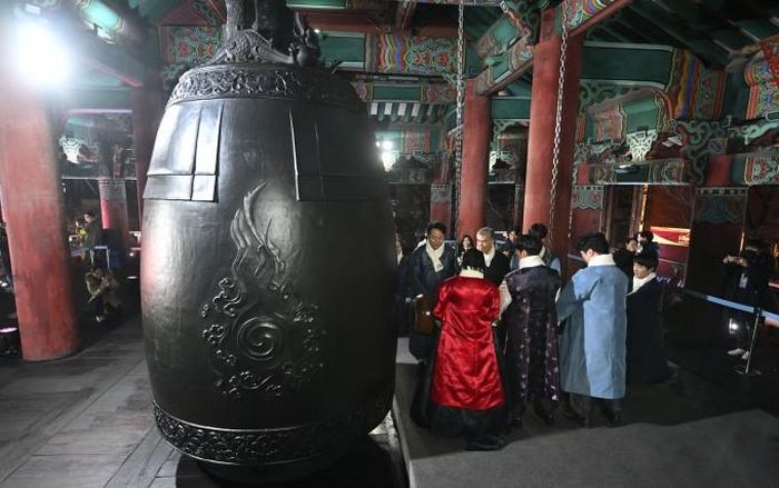 Thị trưởng Oh se-hoon cử hành lễ đánh chuông chào đón năm mới trong sự kiện đếm ngược tại Đền Bosingak ở Seoul. Ảnh: AFP