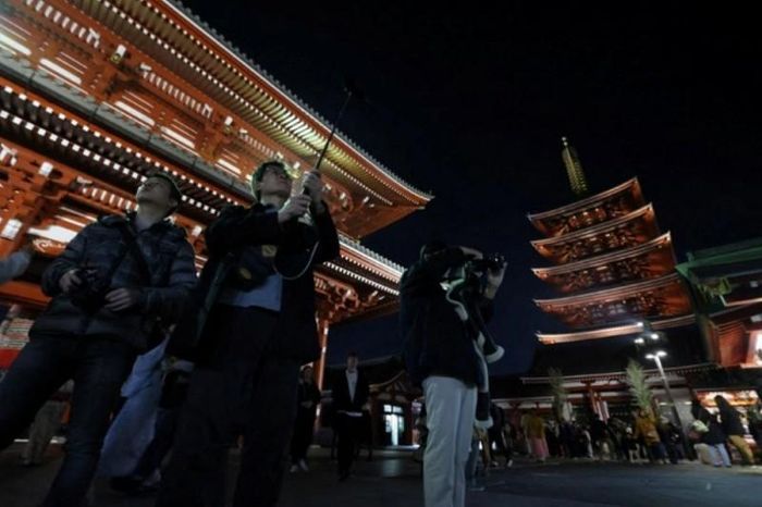 Người dân thăm ngôi chùa Senso-ji ở phường Taito, Tokyo vào ngày 31/12. Ảnh: Yomiuri Shimbun