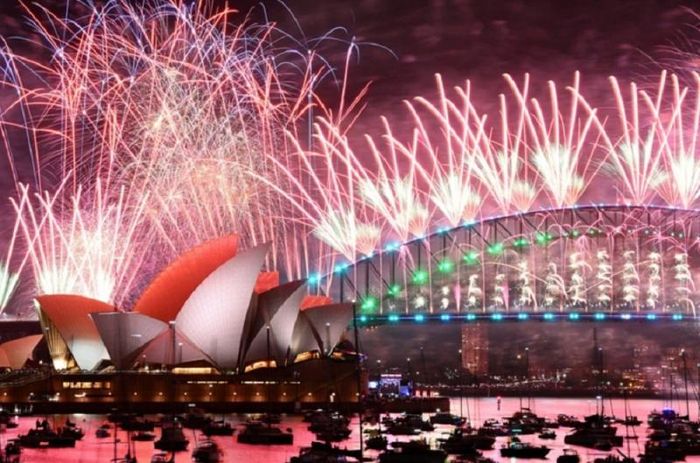Pháo hoa gần Nhà hát Opera Sydney và Cầu Cảng trong lễ đón giao thừa ở Sydney. Ảnh: Reuters