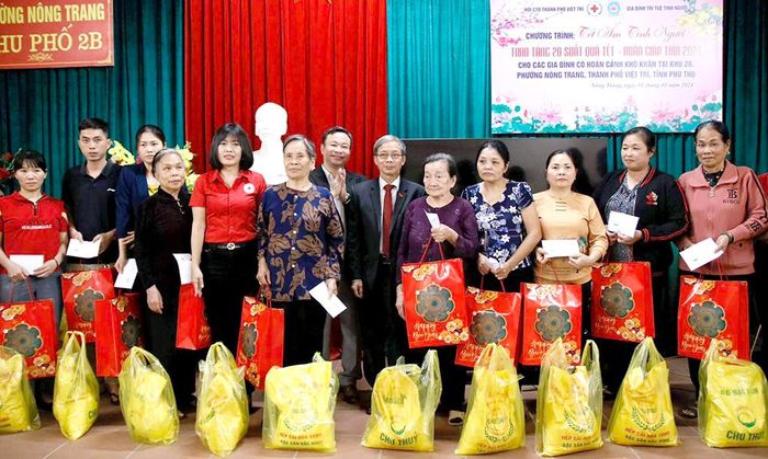 Hội Chữ thập đỏ thành phố Việt Trì trao quà cho các gia đình có hoàn cảnh khó khăn ở phường Nông Trang.