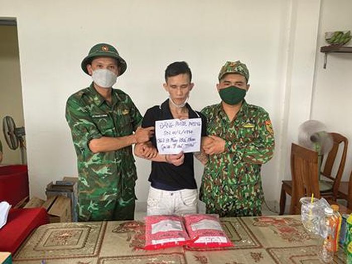 Đối tượng Đặng Phước Phong cùng tang vật bị bắt giữ - Ảnh: ĐÌNH TIẾN