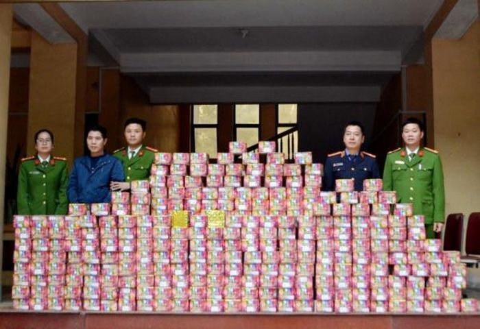 Đối tượng và tang vật tại Cơ quan chức năng.