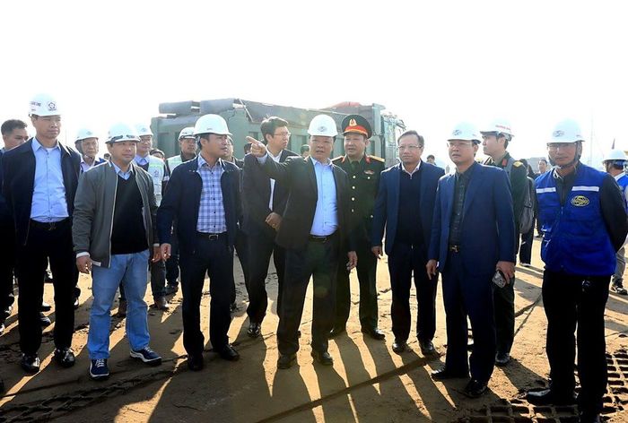 Bí thư Thành ủy Hà Nội Đinh Tiến Dũng kiểm tra công trường xây dựng đường Vành đai 4 - Vùng Thủ đô Hà Nội tại huyện Hoài Đức. Ảnh: Viết Thành