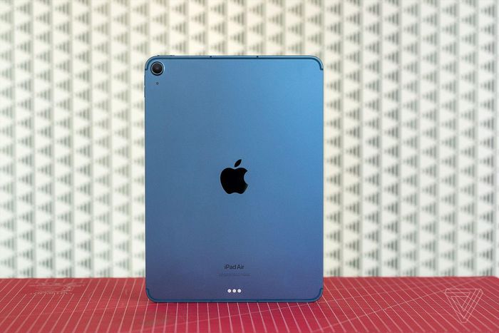  iPad Air thế hệ 5, ra mắt năm 2022. Ảnh: The Verge. 