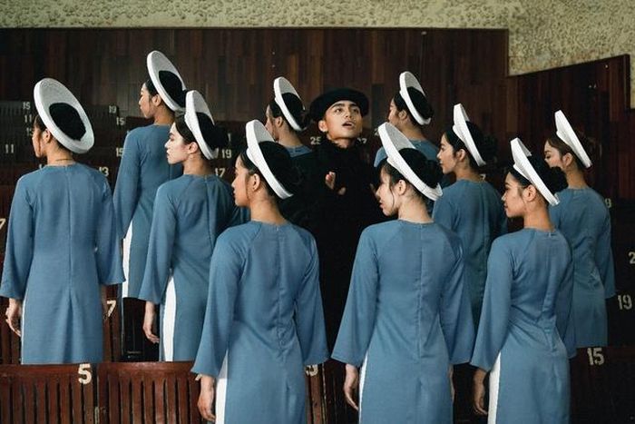 Tạo hình áo dài - khăn mấn và nhiều trang phục truyền thống dân tộc tạo nên nét độc đáo cho MV