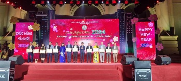 Thị xã Sơn Tây vinh danh các cá nhân có thành tích trong hoạt động phát triển văn hóa nghệ thuật và kinh tế du lịch năm 2023.