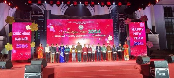 Thị xã Sơn Tây trao quà cho các gia đình có hoàn cảnh khó khăn.