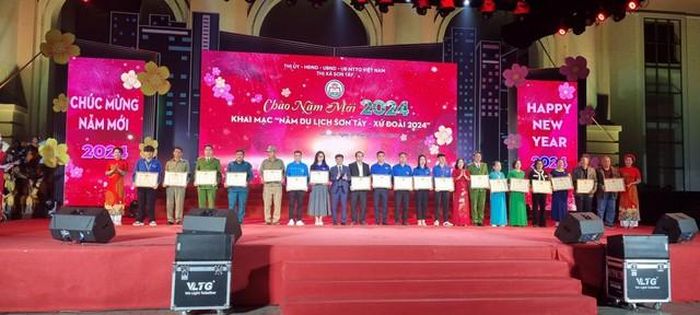 Thị xã Sơn Tây khen thưởng các tập thể, cá nhân xuất sắc trong công tác phát triển du lịch 2023.