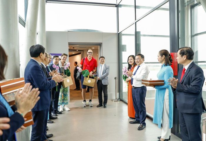 Những du khách may mắn nhận được các phần quà tại chương trình.