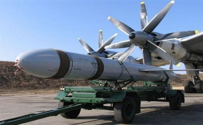Kh-101 và phiên bản trang bị vũ khí hạt nhân Kh-102, là một biến thể được sửa đổi từ tên lửa Kh-55/Kh-555, nó được bổ sung thêm một số tính năng tàng hình và những cải tiến khác. Trong video, có thể nghe và nhìn thấy tên lửa Kh-101 phóng mồi giả khi bay trên bầu trời.