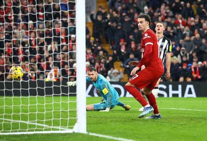 Tuy nhiên, nỗ lực tấn công không ngừng nghỉ của Liverpool được đền đáp bằng bàn thứ 2 của Jones