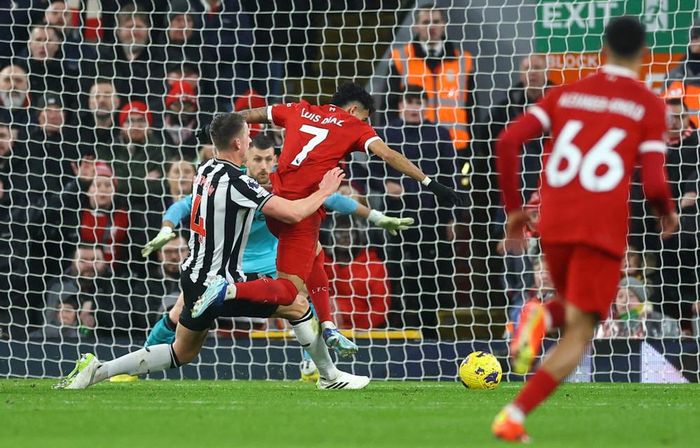 Phút 23, Liverpool được hưởng phạt đền khi Diaz bị đốn ngã trong vòng cấm