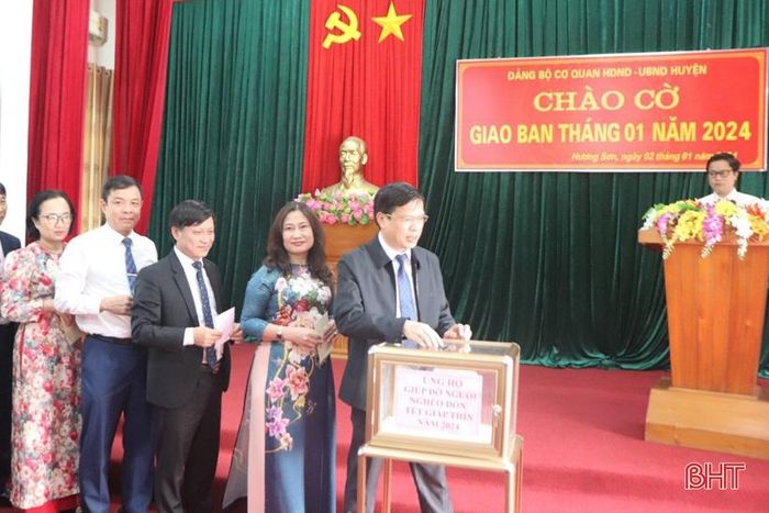UBND huyện Hương Sơn ủng hộ “Tết vì người nghèo”