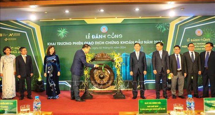 Thứ trưởng Bộ Tài chính Nguyễn Đức Chi đánh cồng khai trương phiên giao dịch chứng khoán đầu năm 2024. Ảnh: Tuấn Anh/TTXVN