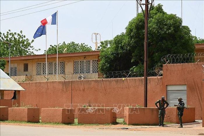 Cảnh sát quốc gia Niger gác bên ngoài Đại sứ quán Pháp ở Niamey ngày 27/8/2023. Ảnh: AFP/TTXVN