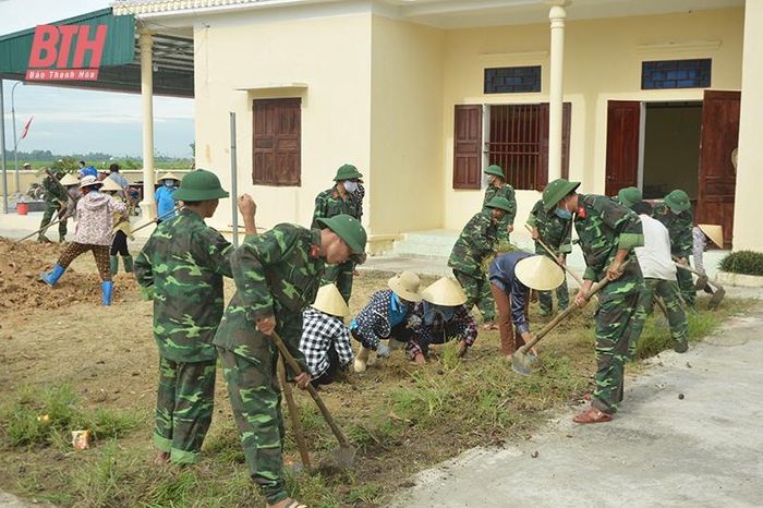 Cán bộ, chiến sĩ Ban CHQS huyện Quảng Xương giúp dân XDNTM nâng cao, NTM kiểu mẫu.