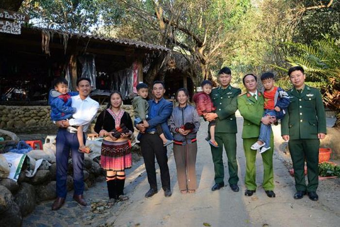 Công an, Bộ đội Biên phòng Sin Suối Hồ đến thăm mô hình du lịch cộng đồng của người dân bản Sin Suối Hồ (xã Sin Suối Hồ, huyện Phong Thổ).