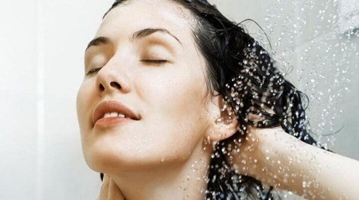 Nên gội đầu bằng nước ấm để tránh rụng tóc.