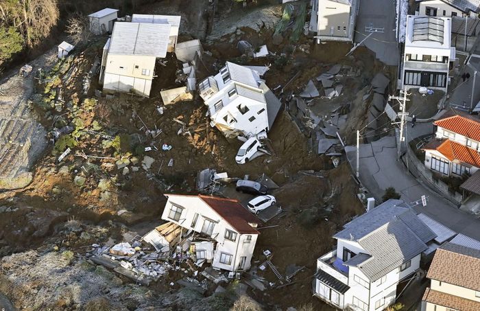Nhà cửa bị sập, đường sá bị hư hại tại Kanazawa, tỉnh Ishikawa sau động đất. Ảnh: Reuters
