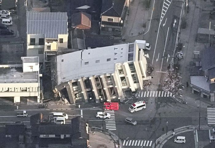 Một tòa nhà bị sập ở Wajima nhìn từ trên cao. Ảnh: Reuters