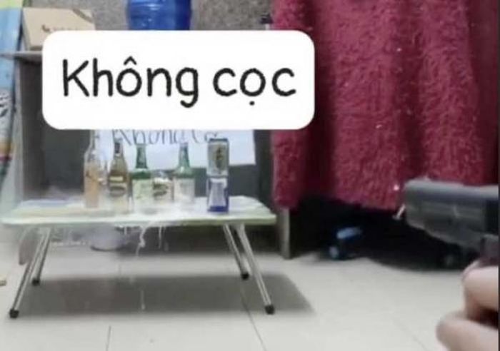 Ảnh chụp từ clip thử sức công phá của súng bắn đạn bi được thực hiện trong một căn phòng.