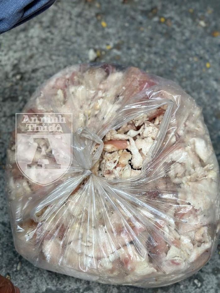 Mỡ lợn được đóng túi ni lông không có bảo quản, đang trong quá trình phân hủy