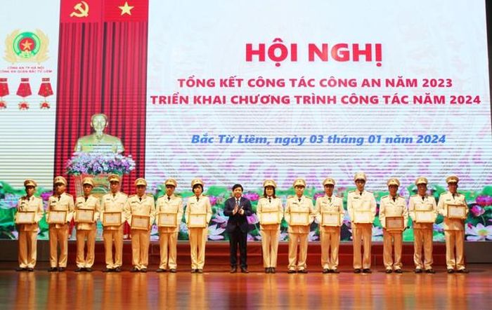Ông Nguyễn Hữu Tuyên, Chủ tịch UBND quận trao khen cho các cá nhân