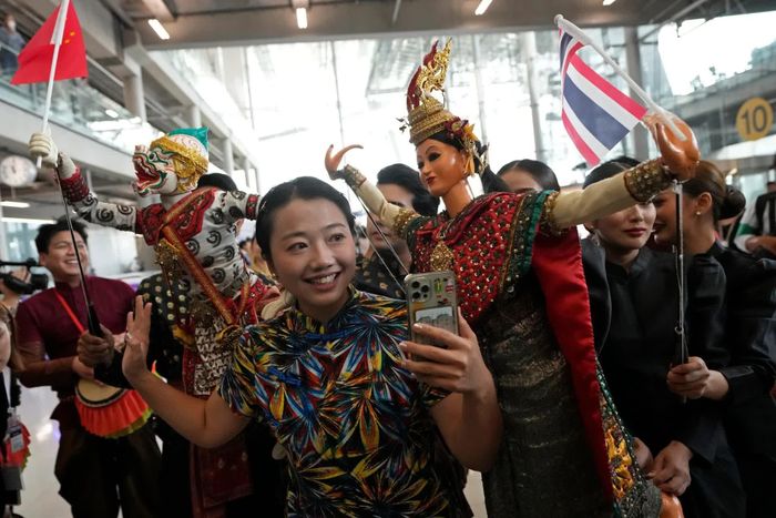  Màn múa rối chào khách Trung Quốc tại sân bay quốc tế Suvarnabhumi, ngày 25/9/2023. Chuyến bay từ Trung Quốc đến Thái Lan tăng mạnh sau khi xứ chùa vàng miễn thị thực cho khách Trung từ 25/9/2023. Ảnh: AP 