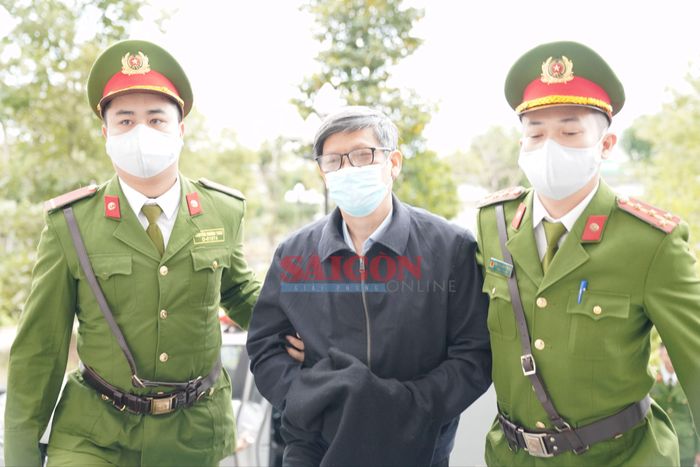  Bị cáo Nguyễn Thanh Long được dẫn giải tới tòa 