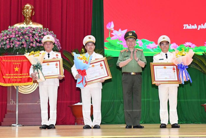  Thừa ủy quyền Chủ tịch nước, Đại tướng Tô Lâm trao Huân chương Chiến công hạng Nhì, Huân chương Chiến công hạng Ba đến 3 cá nhân đạt thành tích xuất sắc trong chiến đấu, phục vụ chiến đấu, góp phần vào sự nghiệp xây dựng chủ nghĩa xã hội và bảo vệ Tổ Quốc. Ảnh: VIỆT DŨNG 