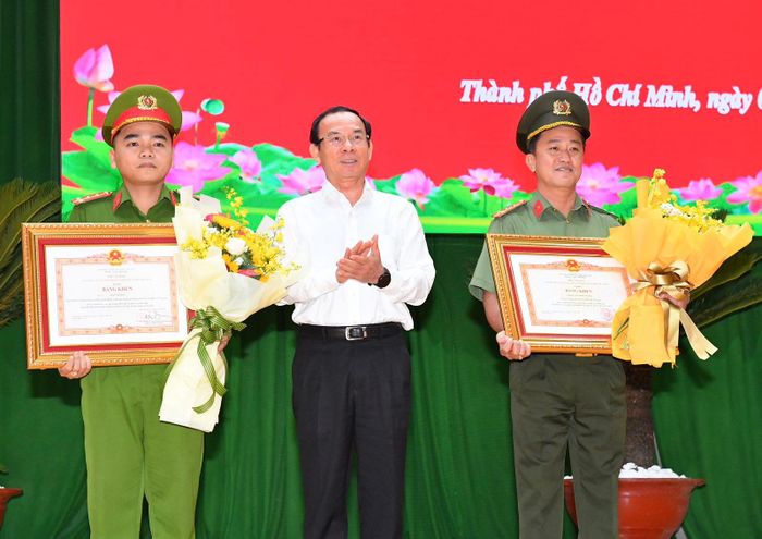  Bí thư Thành ủy TPHCM Nguyễn Văn Nên trao Bằng khen của Thủ tướng đến 1 tập thể và 1 cá nhân. Ảnh: VIỆT DŨNG 