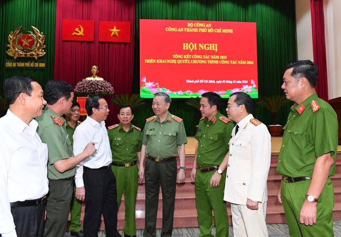  Bộ trưởng Bộ Công an Tô Lâm và Bí thư Thành ủy TPHCM Nguyễn Văn Nên trao đổi tại hội nghị. Ảnh: VIỆT DŨNG 
