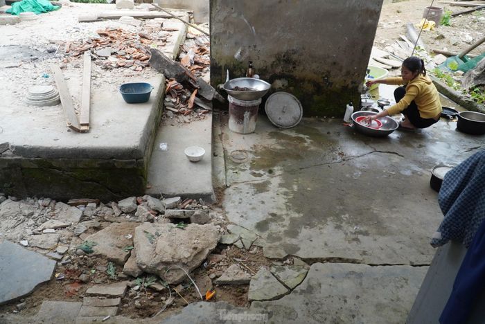 Đơn vị chuyên môn nghi vấn dưới lòng đất tại khu vực xuất hiện hố sạt lở có lỗ hổng như hệ thống hang hốc của mạch nước ngầm. Bởi, khu vực này trước đây là bãi bồi ven sông, nghi có dòng chảy, mạch nước ngầm.