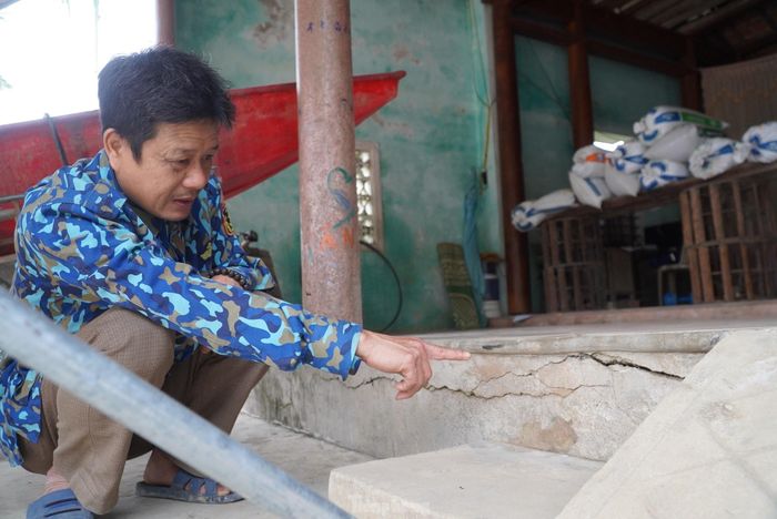 Gia đình ông Trương Quốc Huy (52 tuổi, trú thôn 5, xã Hòa Hải) cũng bị nứt nền nhà, sân và tường khi xuất hiện “hố tử thần”. "Chúng tôi mong muốn sớm xác định nguyên nhân và hỗ trợ giải pháp để người dân an tâm sinh sống trên khu vực này", ông Huy nói.