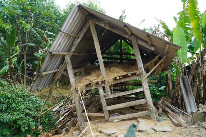 Ghi nhận tại đây, sau hơn 1 tháng kể từ khi xảy ra vụ việc, đến nay nguyên nhân chưa thể xác định, hiện trường còn ngổn ngang, dân sống trong cảnh bất an.
