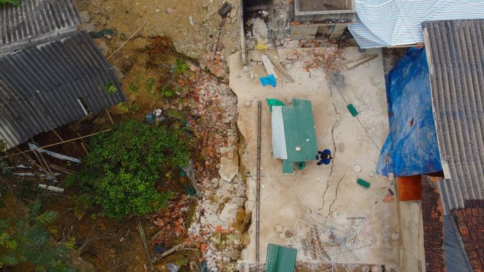 Hố sạt lở xuất hiện kéo cả vườn tược, cây cối, chuồng trâu bò đổ sập, nghiêng ngả. 