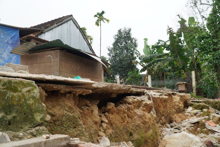 Trước đó khi xảy ra sự việc, gia đình ông Hùng phải di chuyển đến vị trí khác để sinh sống vì để đảm bảo an toàn về tính mạng và tài sản. Giờ chỉ mong sớm xác định nguyên nhân để người dân ổn định sinh sống.