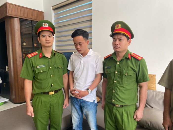 Công an khởi tố bị can, bắt giam Võ Chí Thành (giữa) - đối tượng từng là cán bộ tín dụng tại một ngân hàng ở TT-Huế, về hành vi lừa đảo chiếm đoạt tài sản. Ảnh: CACC