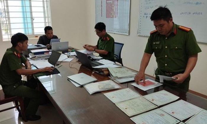 Lực lượng Công an thu giữ các tang vật, tài liệu trong các vụ án cho vay lãi nặng trong giao dịch dân sự.