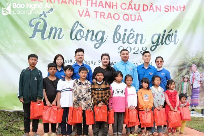  Đoàn tặng quà học sinh có hoàn cảnh khó khăn của bản Cắm Pỏm. Ảnh: Hồng Nhung 