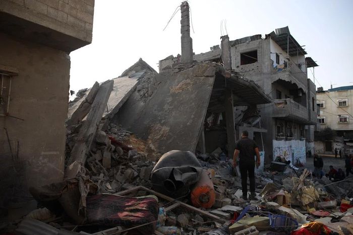 Căn nhà bị phá hủy sau vụ không kích của Israel xuống trại tị nạn Al-Maghazi ở Dải Gaza ngày 1/1/2024. (Ảnh: THX/TTXVN)